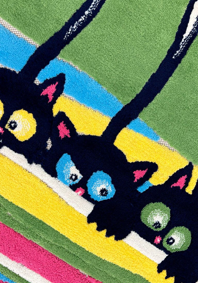 Яркий детский ковёр с котятами, потускневший в пятнах после чистки в цеху Дулито